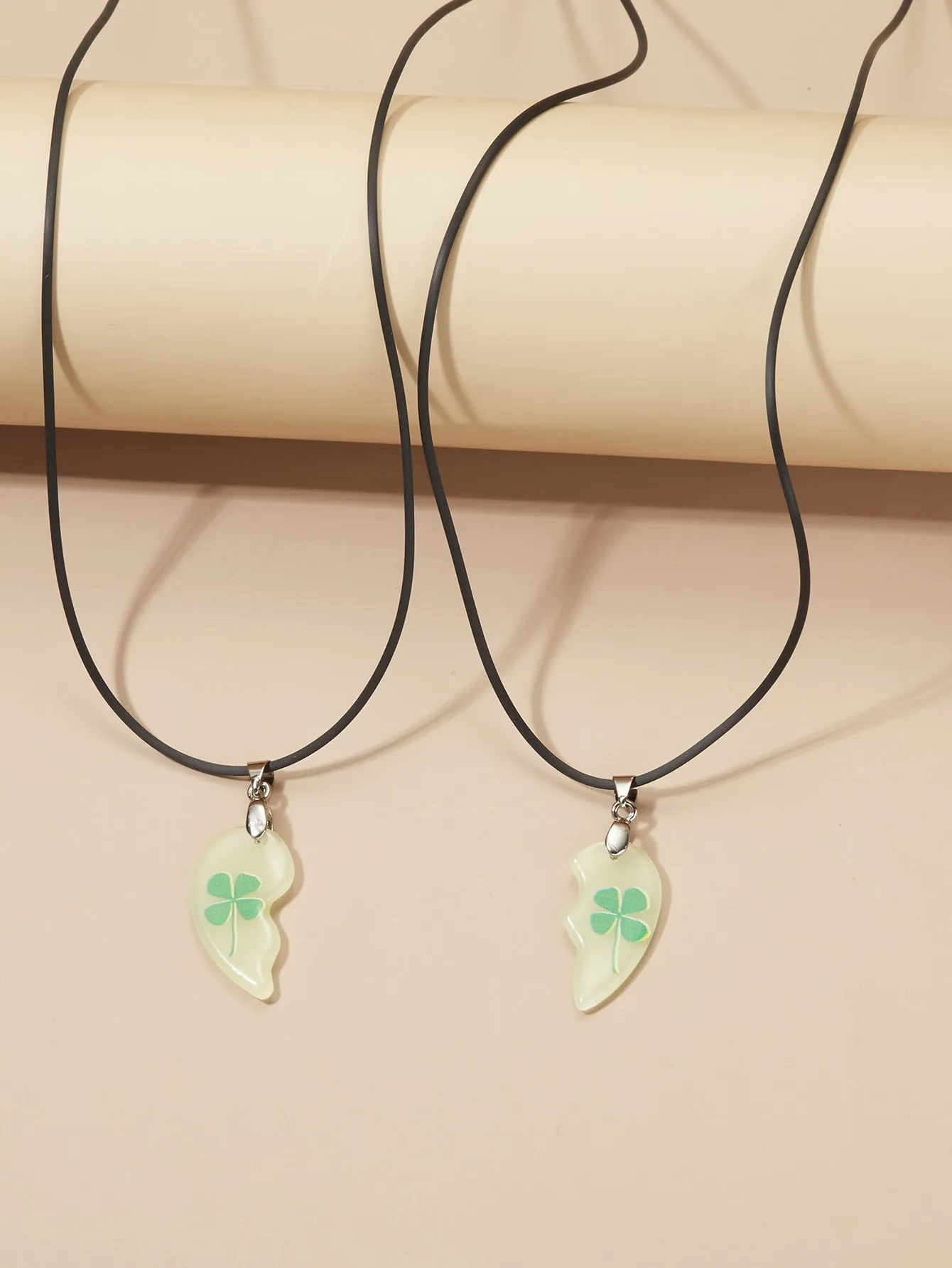 2pcs Glow In The Dark Clover Print Heart Pendant Necklace for Couples Friendship