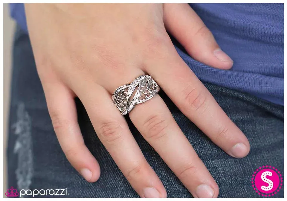 Paparazzi Ring ~ Crossing Paths - White