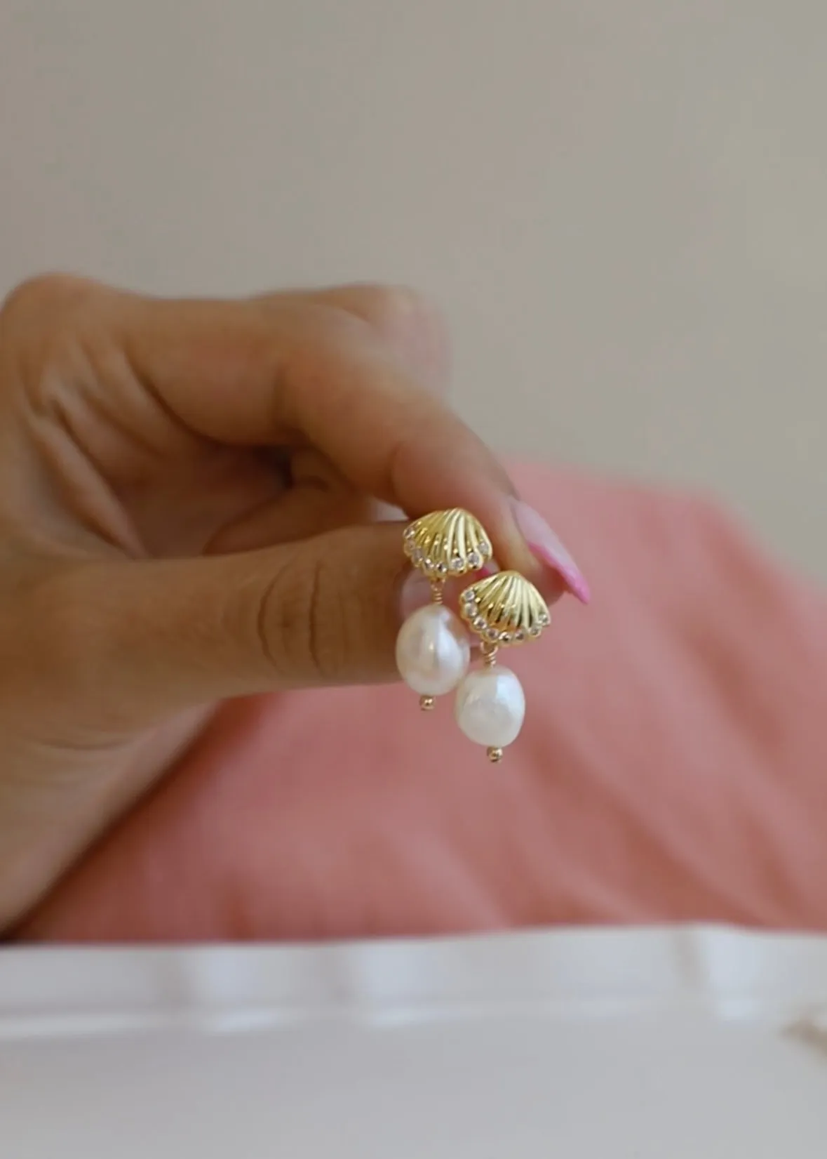 SEASIDE SHELL PEARL STUDS